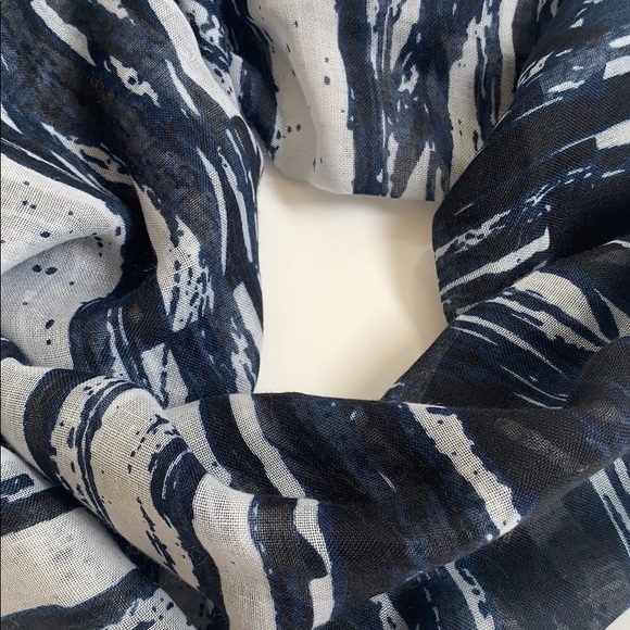 Scraf - Picture 3 of 5